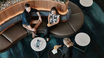 Qantas launches Melbourne–Tokyo flights and unveils Premium Lounge ... Brisbane Airport, Atrium Design, Lobby Seating, Design Café, Airport Design, Airport Lounge, Lobby Lounge, Hotel Lounge, Banquette Seating