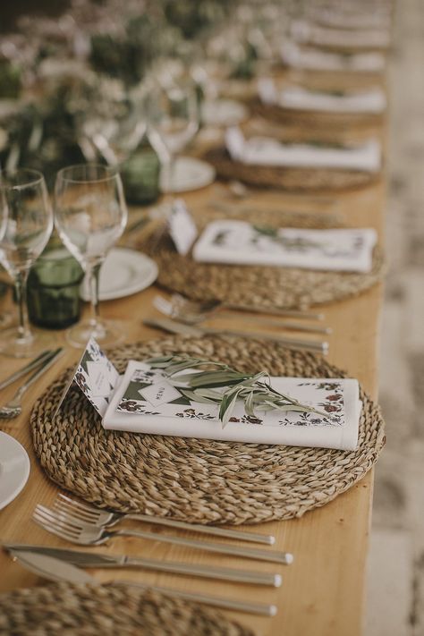 Jute Placemats Table Setting Wedding, Rattan Placemats Table Settings Wedding, Diy Wedding Placemats, Wicker Placemats Wedding, Underplate Ideas, Jute Placemats Table Setting, Jute Wedding Decor, Wedding Place Settings Without Plates, Natural Table Settings