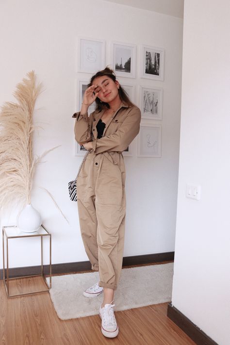 Beige Converse Outfit, Jumpsuit Outfit Ideas, Beige Converse, Beige Jumpsuit, Beige Outfit, Zara Outfit, Outfit Mujer, Jumpsuit Outfit, Outfits With Converse