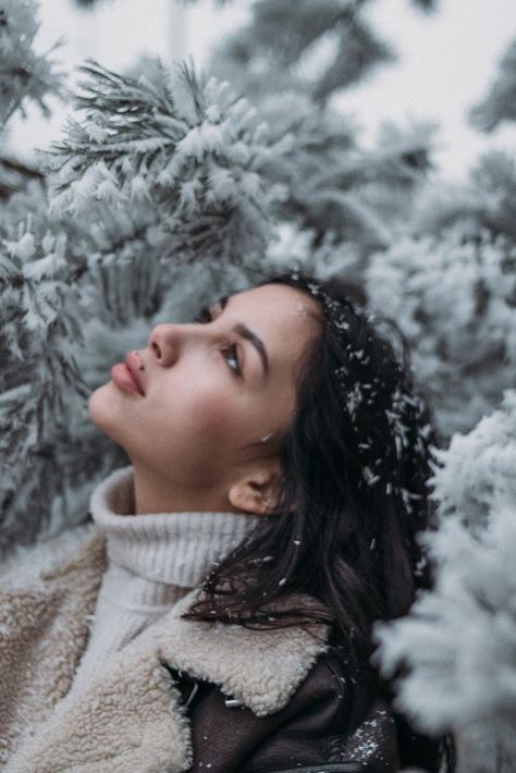 Snow Photoshoot Ideas Portraits, Winter Portraits Photography, Snowy Portraits, Winter Senior Pictures, Snow Photoshoot, Winter Portraits, Snow Photography, Photography Pics, Bear Photos