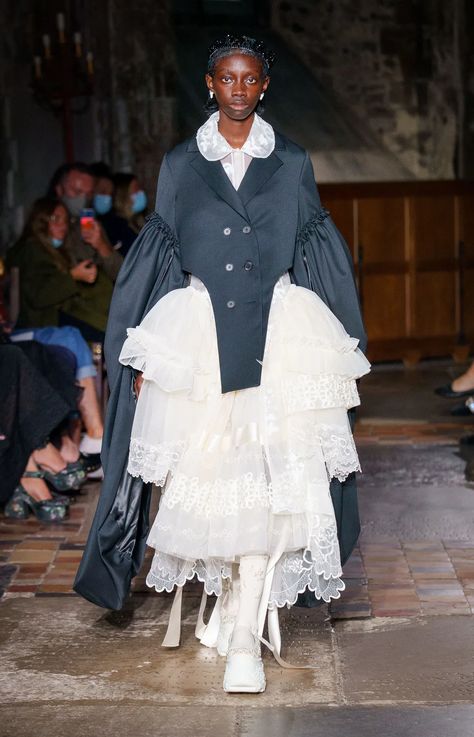 Spring Summer 2022, Runway Trends, Fashion Week Runway, Romantic Dress, Sleeve Jacket, Lace Fashion, Summer 2022, Large Fashion, Couture Collection