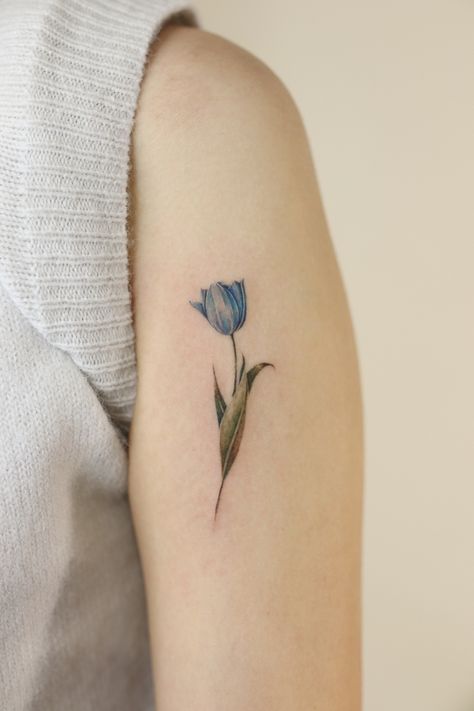 Malaysia Flower, Tulip Tattoo, Tattoo Color, Sunflower Tattoos, Flowers Tattoo, Spine Tattoos, Tulips Flowers, Mini Tattoos, Inspirational Tattoos