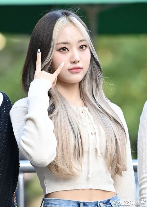 Color Combo: Creative Two-Tone Hairstyles That Turn Heads Two Tone Hairstyle, Blonde Underneath Hair, Oreo Hair, Kpop Hair Color, Two Color Hair, Color Block Hair, Hair Color For Fair Skin, Two Tone Hair, Two Toned Hair