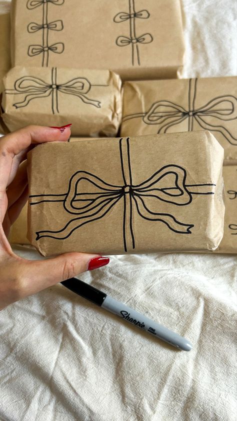 Diy Gifts Ideas, Inner Mind, Diy Wrapping, Kraft Paper Wrapping, How To Wrap, Diy Wrap, Paper Wrapping, Kawaii Gifts