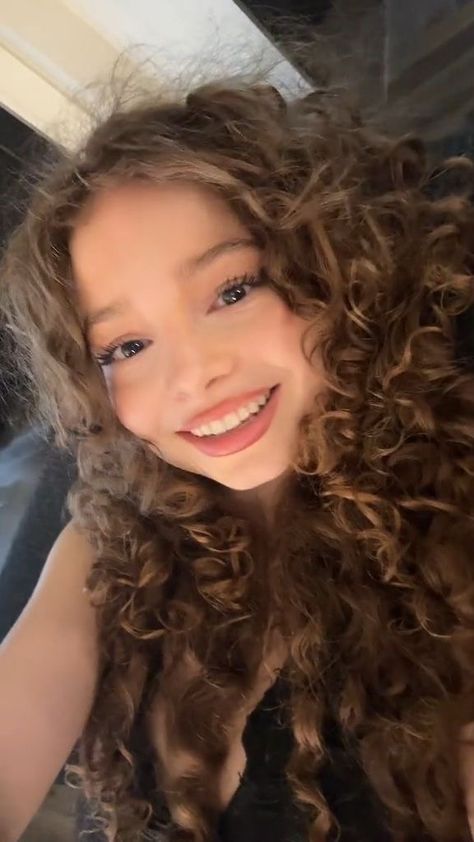 Sunday Kalogeras, Kalogera Sisters, Famous Sisters, Kalogeras Sisters, Girly Makeup, Female Role Models, Fav Youtubers, Sister Photos, Curly Girl Hairstyles