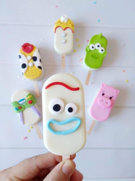 Toy Story Cakesicles Ideas, Toy Story Cakecicles, Toy Story Sweets, Cake Pop Disney, Cake Pop Themes, Toy Story Birthday Desserts, Toy Story Cakesicles, Disney Cakesicles, Toy Story Treat Table