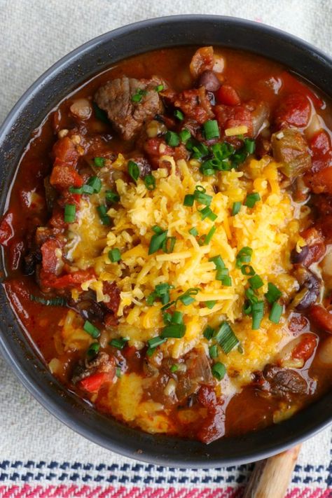 Game Day Steak Chili! Use beef sirloin, flank steak or any cut of steak and you've got yourself one bowl of hearty deliciousness! I hope you try this! Sirloin Chili, Steak Chili Recipe, Steak Chili, Chili Chili, Crockpot Chili, Beef Sirloin, Skirt Steak, Sirloin Steaks, Flank Steak