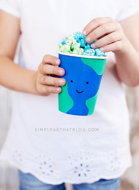 Easy Earth Day Treat Cups with a delicious recipe for earth day popcorn. Earth Day Desserts, Earth Day Lesson Plans, Food Work, Earth Day Projects, Popcorn Snacks, Classroom Treats, The Giving Tree, Earth Day Crafts, Earth Day Activities