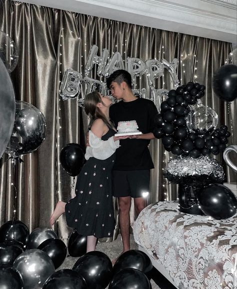 Birthday Photoshoot With Boyfriend, Bday Decoration Ideas For Boyfriend, Bday Background, Boyfriends Birthday Ideas, Surprise Birthday Decorations, Birthday Decorations At Home, Sisters Photoshoot Poses, Birthday Room Decorations, Simple Birthday Decorations