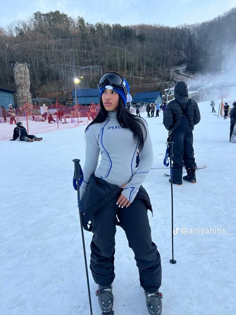 Snow Tubing Outfit For Women, Ski Trip Outfit Black Women, Tubing Outfits, Ski Core, Cabin Trip Outfit, Dope Fashion Outfits, Winter Baddie, Ski Fits, Ski Trip Outfit