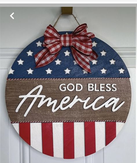 4th Of July Diy Crafts, Crafts That Sell, Circle Door, Class Crafts, Splatter Screens, Hanger Crafts, Door Hangings, Wooden Signs Diy, Door Signs Diy