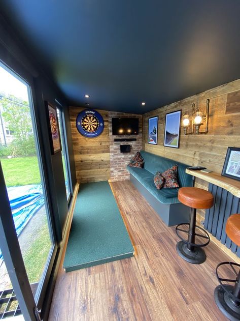 Small Man Cave, Home Bar Plans, Summer House Interiors, Game Room Ideas, Snooker Room, Man Cave Ideas, Garage Game Rooms, Scoring Board, Man Cave Shed