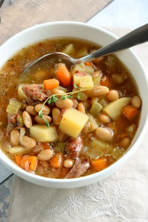 Best Crockpot Soups, Ham Crockpot, Ham Bone Soup Recipes, Ham Bone Recipes, Beef Soup Bones, Ham Bone Soup, Bone Soup, Crockpot Ham, Easy Family Dinner Recipes