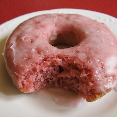 Cake Doughnuts, Glazed Donuts, Strawberry Donuts, Strawberry Glaze, Torte Cupcake, Brownie Desserts, Beverage Recipes, Baked Strawberries, Think Food