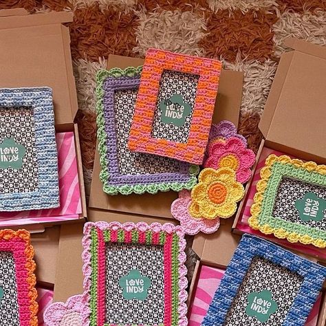 Crochet Wall Art Framed, Crochet Frame Pattern, Crochet Picture Frames Free Pattern, Craft Frame Ideas, Frame Decorating Ideas, Diy Frame Ideas, Crochet Photo Frame, Crochet Picture Frame, Frame Upcycle