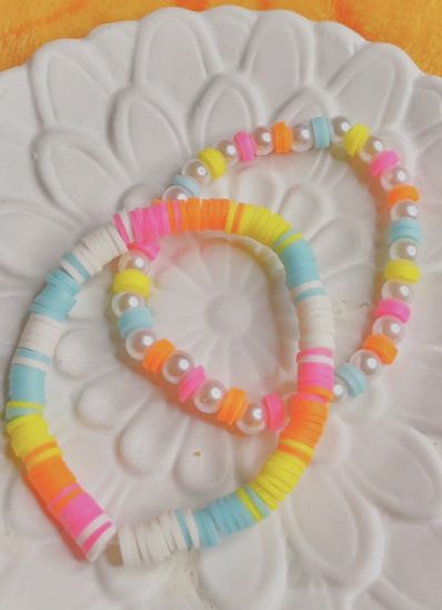 Bracelet Preppy, Make Clay Beads, Colorful Bead Bracelets, Clay Bead Necklace, Beaded Braclets, Preppy Bracelets, Homemade Bracelets, Preppy Jewelry, Bracelet Craft Diy