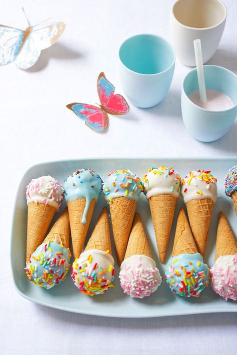 Food Merchandising, Cone Cake Pops, Cake Pops Recipe, Madeira Cake, Sundae Cupcakes, Cone Cake, Sprinkles Recipe, Tea Towels Diy, Kid Desserts