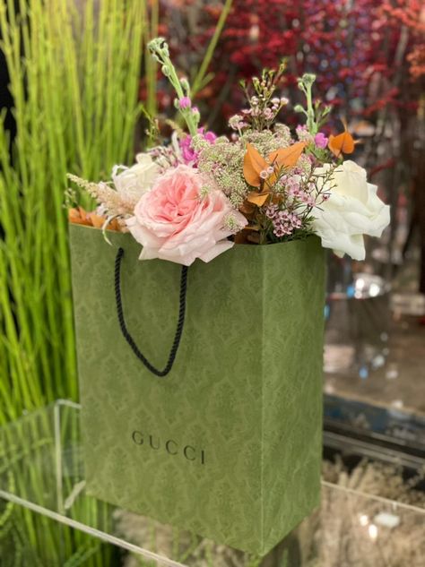 Gift Bag Floral Arrangement, Birthday Bouquets, Paper Bag Flowers, Gift Arrangement, Eid Food, Luxury Flower Bouquets, Door Gift, Dream Wedding Decorations, Flower Box Gift