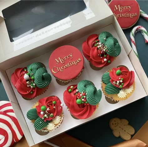 Christmas Cupcake Box Ideas, Pretty Christmas Cupcakes, Christmas Bento Cake With Cupcakes, Christmas Cupcake Decorating Ideas, Christmas Theme Cupcakes, Christmas Cupcake, Aesthetic Christmas Cupcakes, Christmas Cupcake Gift Box Ideas, Festive Cupcakes Christmas