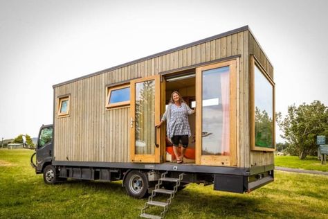 Woman Custom Builds Off-Grid Tiny House Truck to Explore New Zealand Travel Tiny House, Box Truck Tiny House, Truck Tiny House, Tiny Home Trailer, House Truck, Truck House, Female Traveller, Bed Window, Bench Kitchen