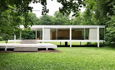 The Farnsworth House / Mies van der Rohe | ArchEyes Farnsworth House Plan, Farnsworth House, Block House, Modern Remodel, Modernist House, Ludwig Mies Van Der Rohe, Walter Gropius, Chicago Architecture, Iconic Buildings