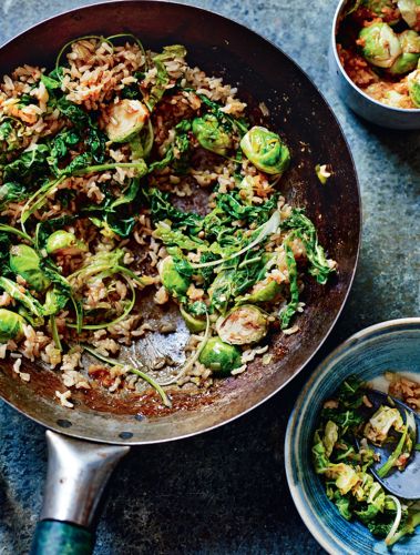 Shelina Permalloo's delicious Korean fried rice dish, made using cooked brown rice and Brussels sprout Kimchi, is a healthy, wholesome vegetarian meal. It's also a great way of using up leftovers, and you can add whichever vegetables and meat you have in your fridge. Curry Pasta, Brown Rice Salad, Ottolenghi Recipes, Rice Bowls Recipes, Quick Dishes, Berries Recipes, Mary Berry, Barbecue Recipes, Latest Recipe