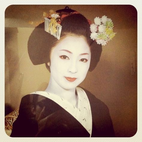 Mineko Iwasaki Miss Saigon, Memoirs Of A Geisha, Geisha Art, Japanese Geisha, Japan Culture, Charlie Chaplin, Badass Women, Japan Art, Pose Reference Photo