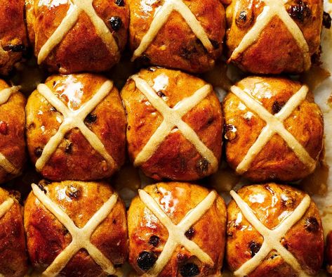 Try our easy overnight hot cross bun recipe. These fruit-studded buns are a Good Friday breakfast ritual dating back centuries. Hot Cross Bun Recipe, Easter Carrot Cake, Spiced Buttercream, Easter Egg Cake, Friday Dinner, Hot Cross Buns Recipe, Hot Cross Bun, Dried Fruit Mix, Easter Baking