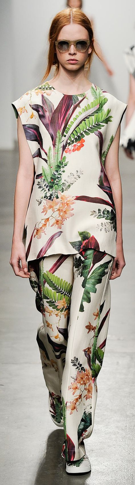 Osklen Spring 2015 Ready-to-Wear Fashion Show Trend Council, Floral Clothing, 2015 Trends, Black Prom, Floral Fashion, 2015 Fashion, Inspiration Mode, Tropical Print, Primavera Estate