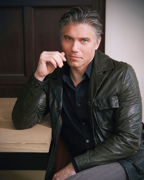 Star Trek on CBS All Access on Instagram: “Happy Birthday @ansonmount! Share your favorite Captain Pike moment to help him celebrate. #StarTrekDiscovery” Captain Pike, Fandom Star Trek, Anson Mount, Hell On Wheels, Instagram Happy Birthday, Handsome Actors, Gentleman Style, Cam Girls, Mode Fashion