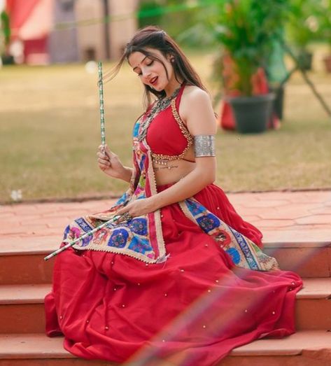 Garba Photography Poses, Garba Photography, Black Hair Video, Dress Materials Cotton, Fancy Sarees Party Wear, Stylish Dpz, Stylish Photo Pose, Fashion Photography Poses