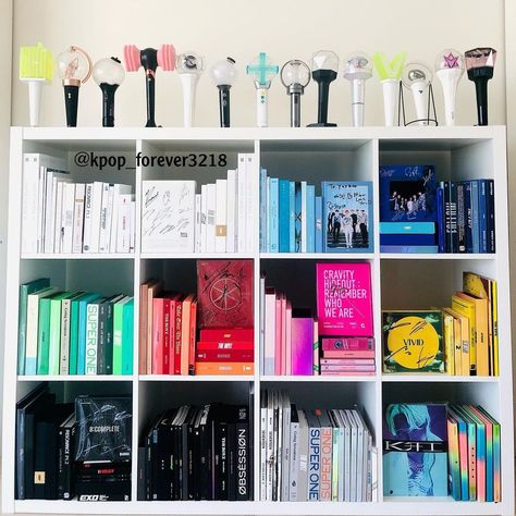 Kpop Album Setup, Bedroom Aesthetic Kpop, Kpop Albums Shelf, Wall Decor Ideas For Bedroom, Kpop Shelf, Decor Ideas For Bedroom, Army Room Decor, Kpop Room, Kpop Album