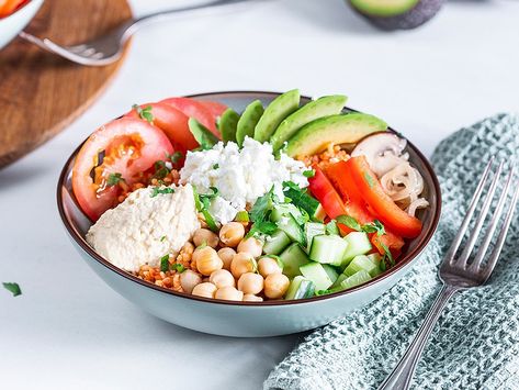 Bulgur Buddha Bowl - bunt, einfach, lecker - auch fürs Büro. Über 191 Bewertungen und für vorzüglich befunden. Mit ► Portionsrechner ► Kochbuch ► Video-Tipps! Yumm Sauce Recipe, Bulgur Recipes, Salat Bowl, Tahini Recipe, Buddha Bowls Recipe, Pilaf Recipes, Bulgur Salad, Vegan Buddha Bowl, Vegetarian Menu