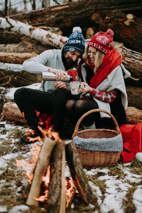 Christmas Photography Ideas, Photography Ideas For Couples, Outdoor Christmas Photos, Camping Photoshoot, Christmas Couple Photos, Christmas Couple Pictures, Winter Picnic, Couple Photo Ideas, Trending Christmas