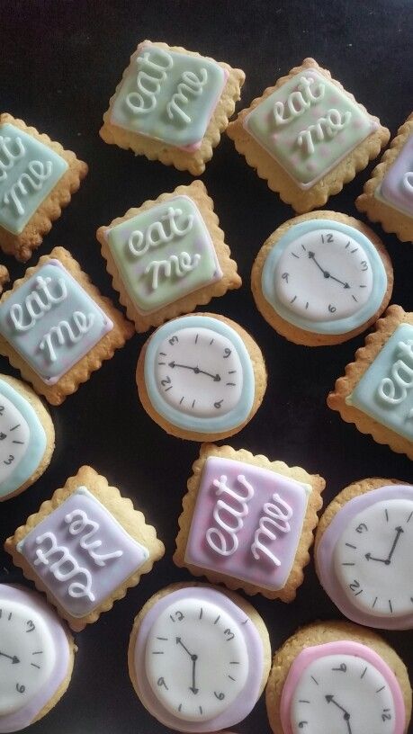 Alice in Wonderland cookies Eat Me Alice In Wonderland Cookies, Alice In Wonderland Baking Ideas, Alice In Wonderland 21st Birthday Ideas, Alice In Wonderland Petit Fours, Alice In Wonderland Mini Cakes, Alice In Wonderland Baking, Alice In Wonderland Deserts, Alice In Wonderland Tea Party Theme, Alice Theme Party