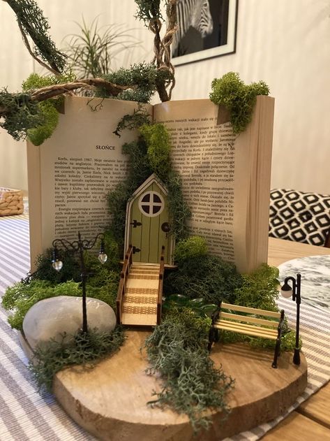 Making A Fairy House, Cottage Core Diy Crafts, Fairy Core Home, Cottagecore Crafts Diy, Hobbit Christmas, Cottage Core Room Ideas, Book 3d, Koti Diy, Cozy Cottagecore