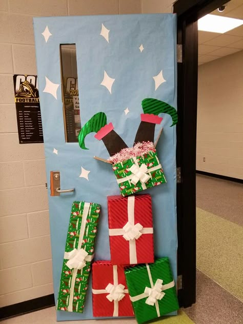 Christmas Door Decorations For Elementary School, Class Christmas Decoration Ideas, Office Decor For Christmas Holidays, Kindergarten Holiday Door Decorations, Xmas Door Decorations For School, Christmas Theme Classroom Decorations, Office Christmas Door Decorating Ideas, Christmas Classroom Door Ideas High School, Classroom Door Ideas Holiday