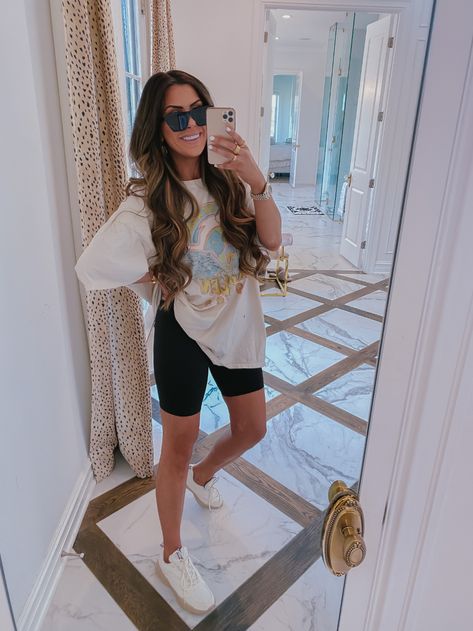 Tshirt And Biker Shorts Outfit, Bike Shorts Outfit Summer, Cute Biker Shorts, Biker Shorts Outfit Summer, Biker Shorts Outfits, Looks Com Short, Bike Shorts Outfit, Emily Gemma, Knee Shorts