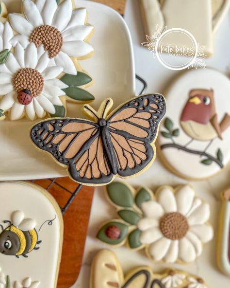 Sweetest set for a wonderful friend’s birthday! 🍓 Cookie cutter available on my website! #butterfly #monarchbutterfly #butterflycookies #summercookies #decoratedsugarcookies #sugarcookies #royalicing #royalicingart #picniccookies #cookiesofinstagram Strawberry Container, Baking Photography, Bee Cookies, Butterfly Cookies, Royal Iced Cookies, Cookies Theme, Birthday Cookie, Wonderful Friend, Thanksgiving Cookies