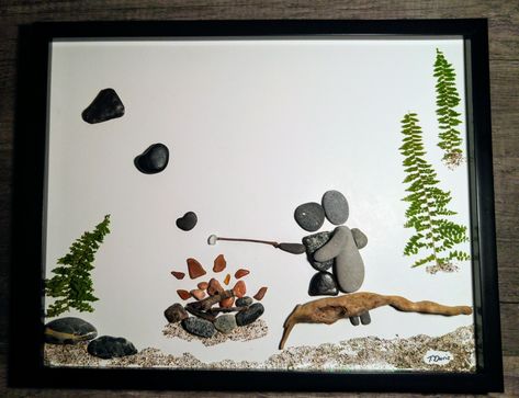 Camping Pebble Art, Couple Pebble Art, Pebble Art Camping, Pebble Art Beach Scene, Rock Pictures Diy Pebble Art, Rock Art Pictures, Pebble Art Beach, Rock Crafts Diy, Rock Pictures