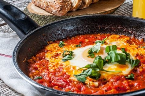 Chakchouka : la meilleure recette How To Make Shakshuka, God Mat, Idee Pasto Sano, Stuffed Hot Peppers, Savoury Food, Diner, Tomatoes, Spinach, Chili