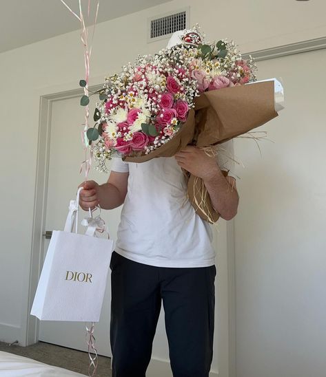 Flowers Given By Boyfriend Aesthetic, Couple Goal Flowers, Boyfriend With Flowers Aesthetic, Flowers Boyfriend Aesthetic, Boyfriend Flower Bouquet, Flowers Given By Boyfriend, 2025 Vision Board Aesthetic Relationship, Vision Board Manifestation Boyfriend, Men With Flowers Aesthetic