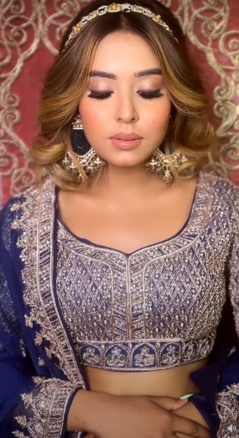 Open Messy Hairstyle, Mathapatti Hairstyles Open Hair, Matha Patti Hairstyles Open, Mathapatti With Open Hair, Hairstyles On Lehenga Indian Weddings, Hairstyle For Haldi Function, Mathapatti Hairstyles, Walima Hairstyles, Mathapatti Designs