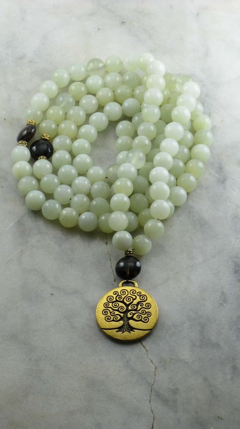 The Tree of Life mala is made from 108 jade mala beads. Smoky quartz beads and a tree of life guru. Buddhist prayer beads for luck, friendship and harmony. Mala Necklace Diy, Diy Tassel Necklace, Mala Beads Diy, Jade Mala, Reading Tree, Meditation Beads Mala, Mala Beads Bracelet, Mala Bead Necklace, Buddhist Prayer