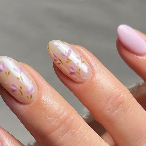 Mauve Prom Nails, Flowery Short Nails, Dainty Floral Nail Art, Floral Nail Inspiration, Wildflower Wedding Nails For Bride, Mauve Floral Nails, Floral Purple Nails, Floral Chrome Nails, Soft Floral Nails