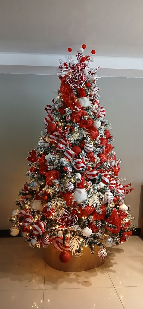 Christmas tree desing red and white candy Candy Cane White Christmas Tree, Christmas Trees Red And White, Candycane Christmas Trees, Red And White Tree, Santa Tree Ideas, Christmas Tree Red And White, Red White And Silver Christmas Tree, Christmas Tree Ideas Red, Red And White Christmas Tree