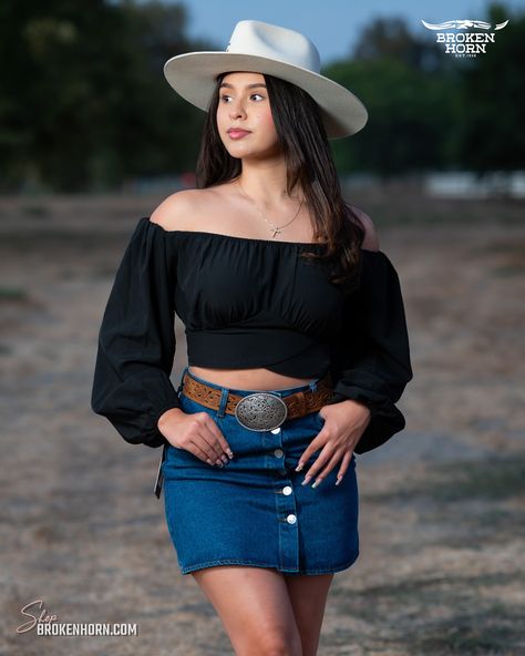 🖤 Shop this cute and casual outfit at Broken Horn and Brokenhorn.com 🖤 #bohowestern #ootd #westernwear #ropavaquera Country Girl, Western Wear, Casual Outfit, Horn, Casual Outfits, Ootd