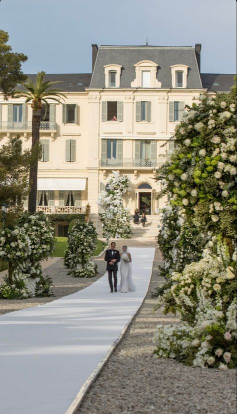 #floralarrangements#sofiarichiewedding #wedding #elliotgrainge #southoffrance #sofiarichie Sofia Richie And Elliot Grainge, Sofia Richie And Elliot, Beauty And The Beast Wedding Dresses, Elliot Grainge, Wedding Dress 2024, Beauty And The Beast Wedding, Dream Wedding Venues, Wedding Money, Chateau Wedding