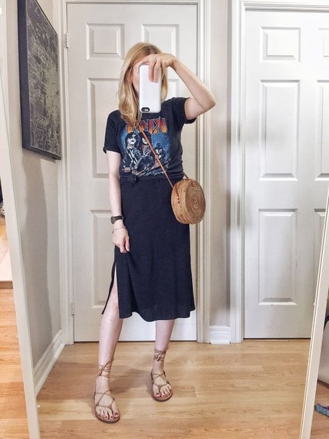 Band Tee Outfits, Sandals Outfit, Style Inspiration Spring, Black Slip Dress, Eye Doctor, Skirt Summer, Tee Outfit, Casual Sandals, Mode Inspiration