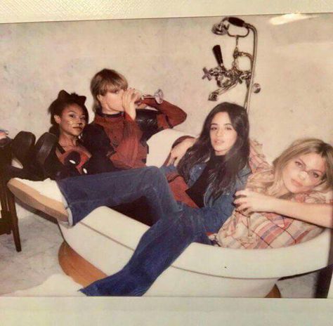 ｐｉｎ : ｂｅｓｔｂｙｍｙｓｅｌｆ Taylor Swift Squad, Photo Polaroid, Estilo Taylor Swift, Taylor Swift Funny, Swift 3, Taylor Swift 13, Fifth Harmony, Taylor Swift Pictures, Taylor Alison Swift